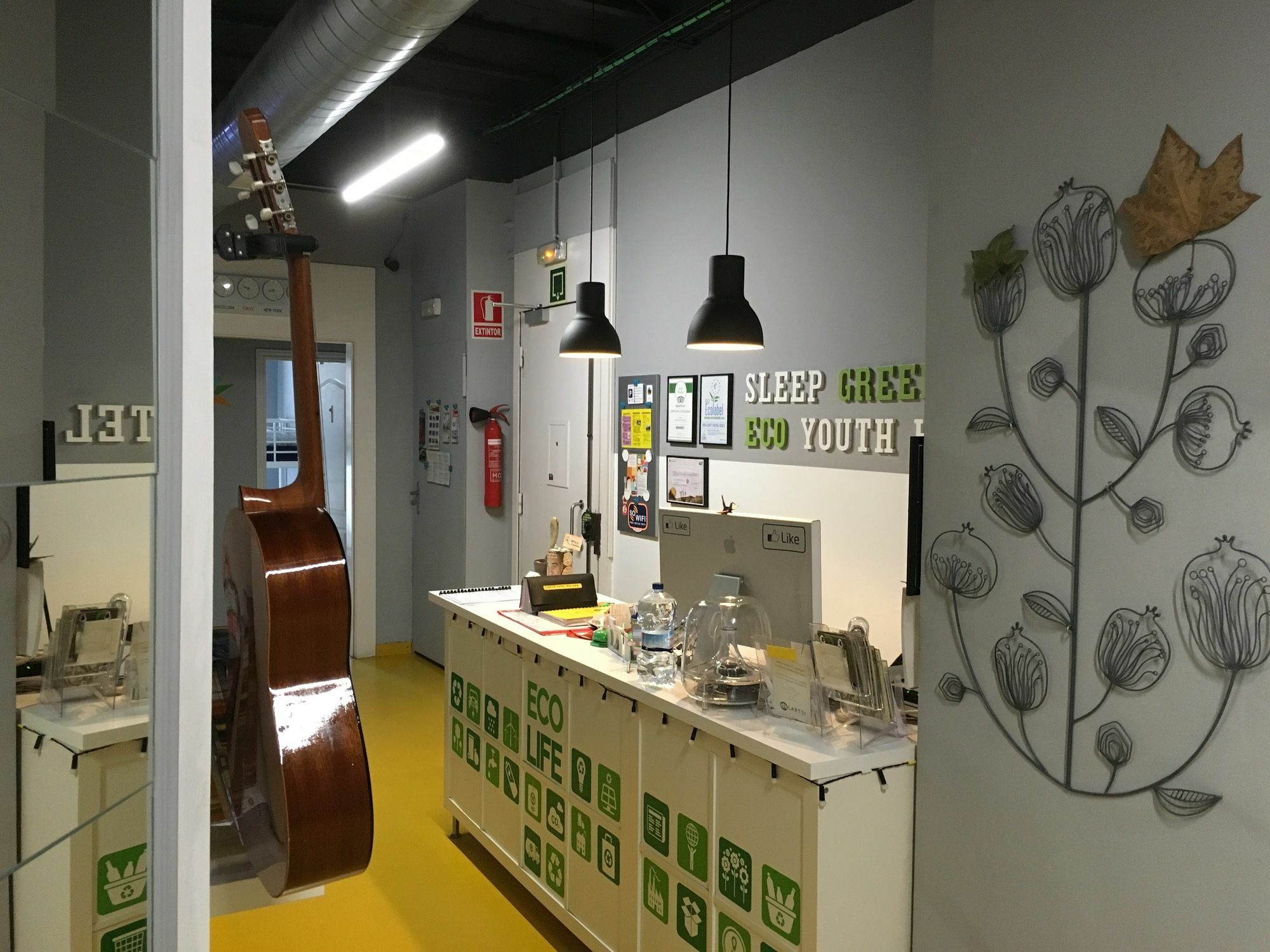 Sleep Green - Certified Eco Youth Hostel Barcelona Exterior photo